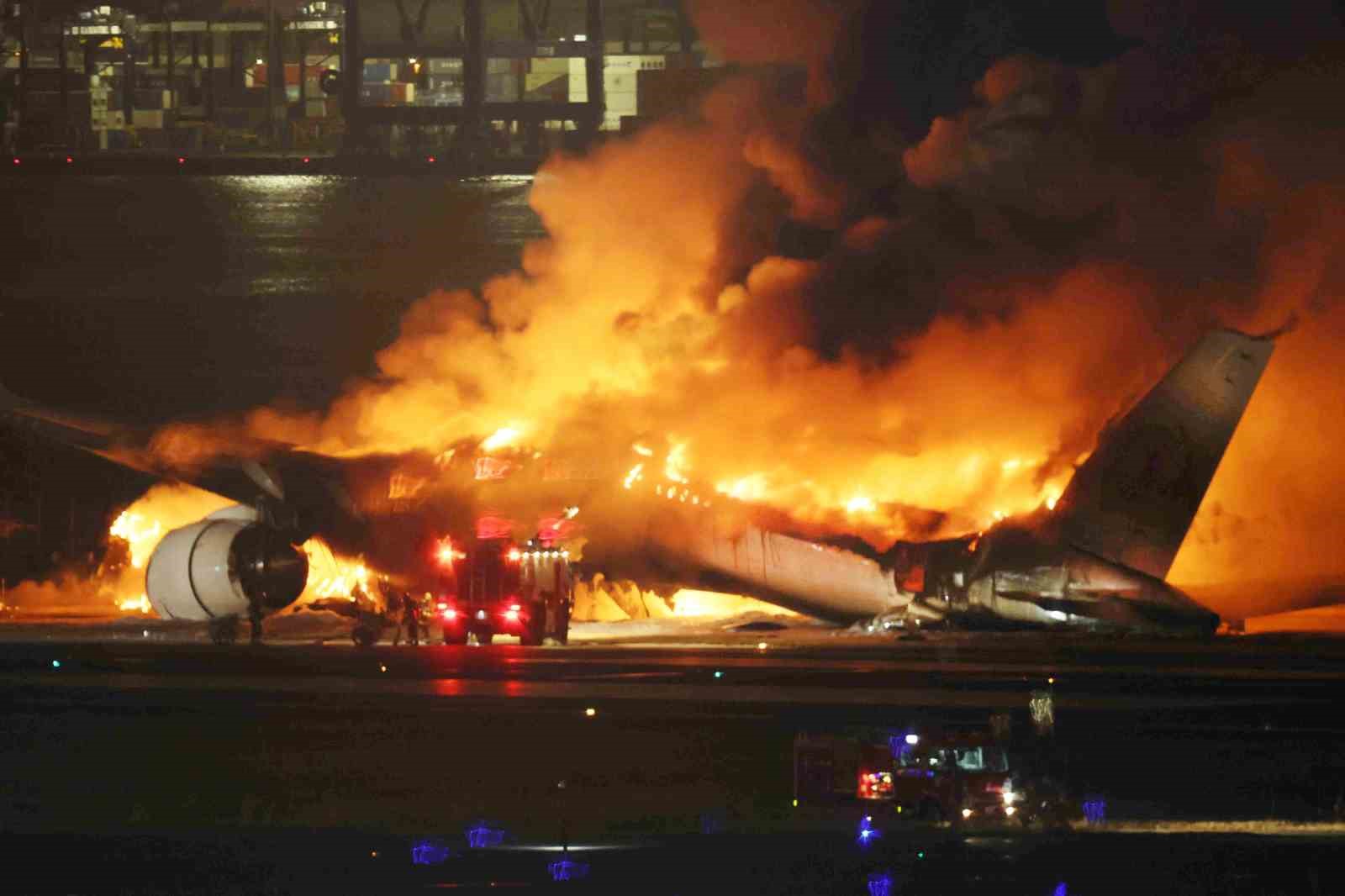 Tokyo’da yolcu uçağıyla çarpışan sahil güvenlik uçağındaki 5 kişi öldü, pilot ağır yaralandı