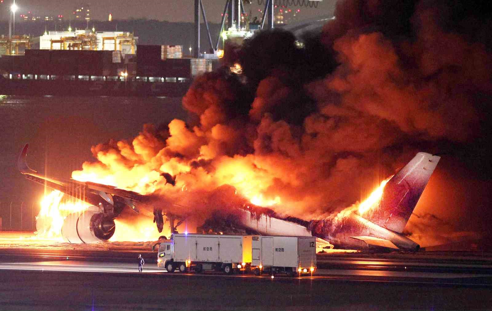 Tokyo’da yolcu uçağıyla çarpışan sahil güvenlik uçağındaki 5 kişi öldü, pilot ağır yaralandı