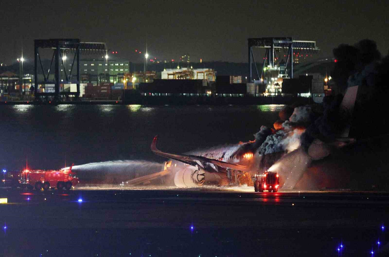 Tokyo’da yolcu uçağıyla çarpışan sahil güvenlik uçağındaki 5 kişi öldü, pilot ağır yaralandı