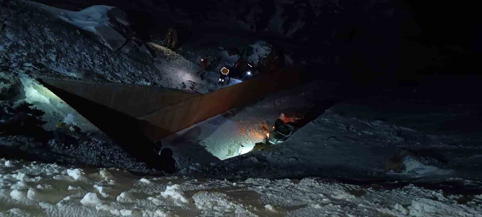 Van-Hakkari karayolunda üç araç şarampole düştü: 5 yaralı