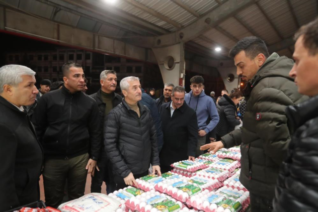 Şahinbey Belediye Başkanı Tahmazoğlu, pazarcıyı kameralar önünde fırçaladı: Bunu burada sattırmayız