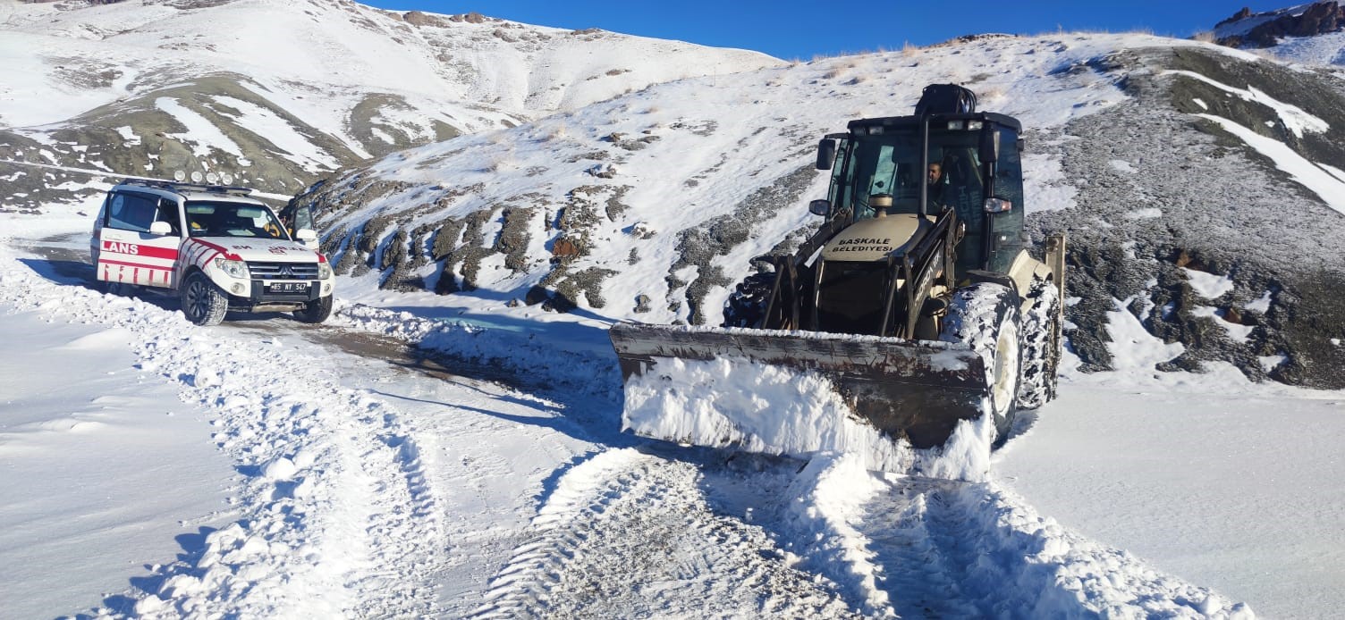 Başkale’de hasta kurtarma operasyonu