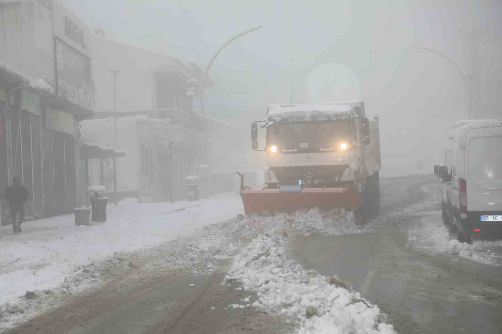 Başkale’de kar yağışı: 48 yerleşim yerinin yolu kapandı