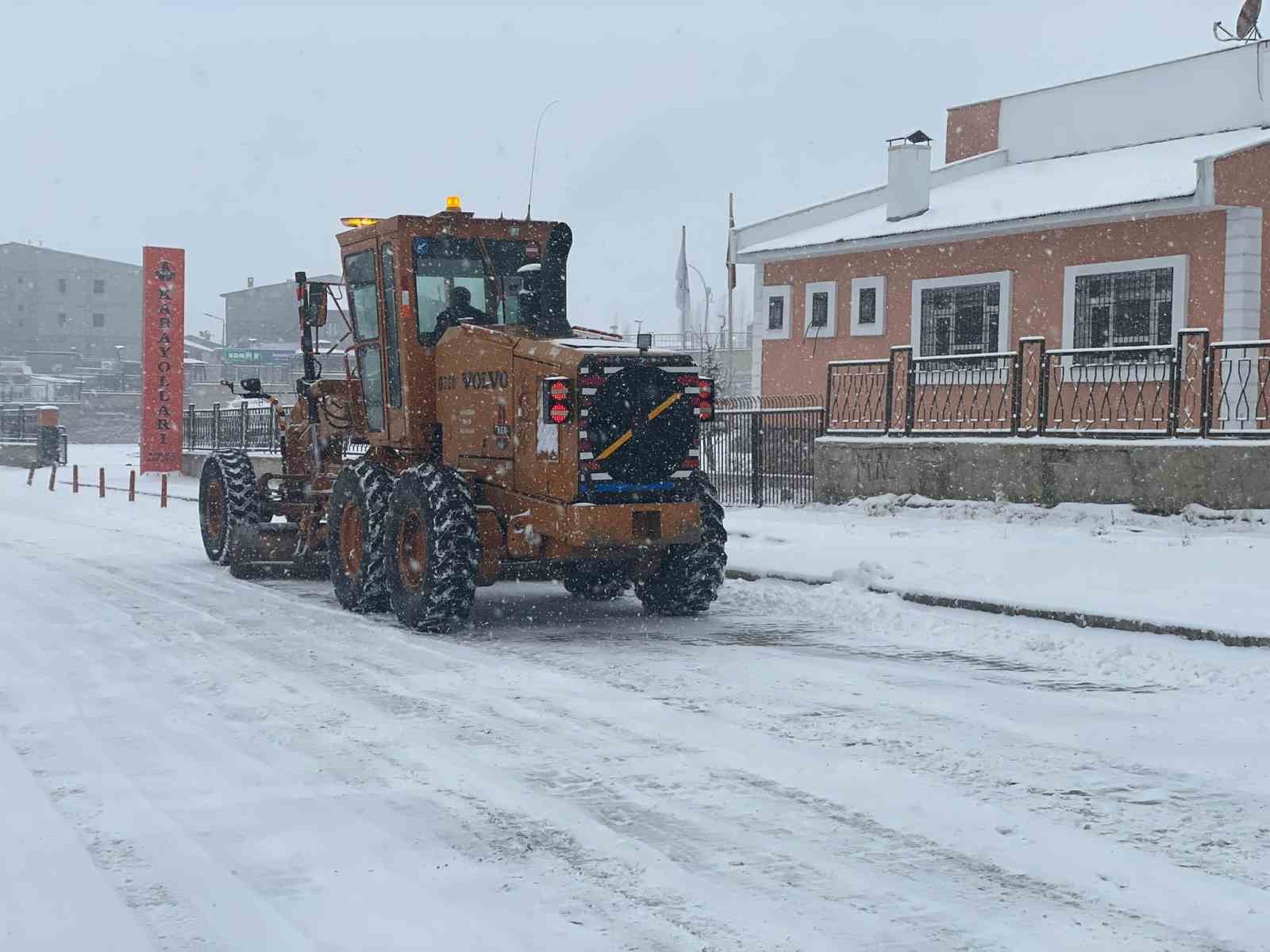 Başkale’de kar yağışı: 48 yerleşim yerinin yolu kapandı