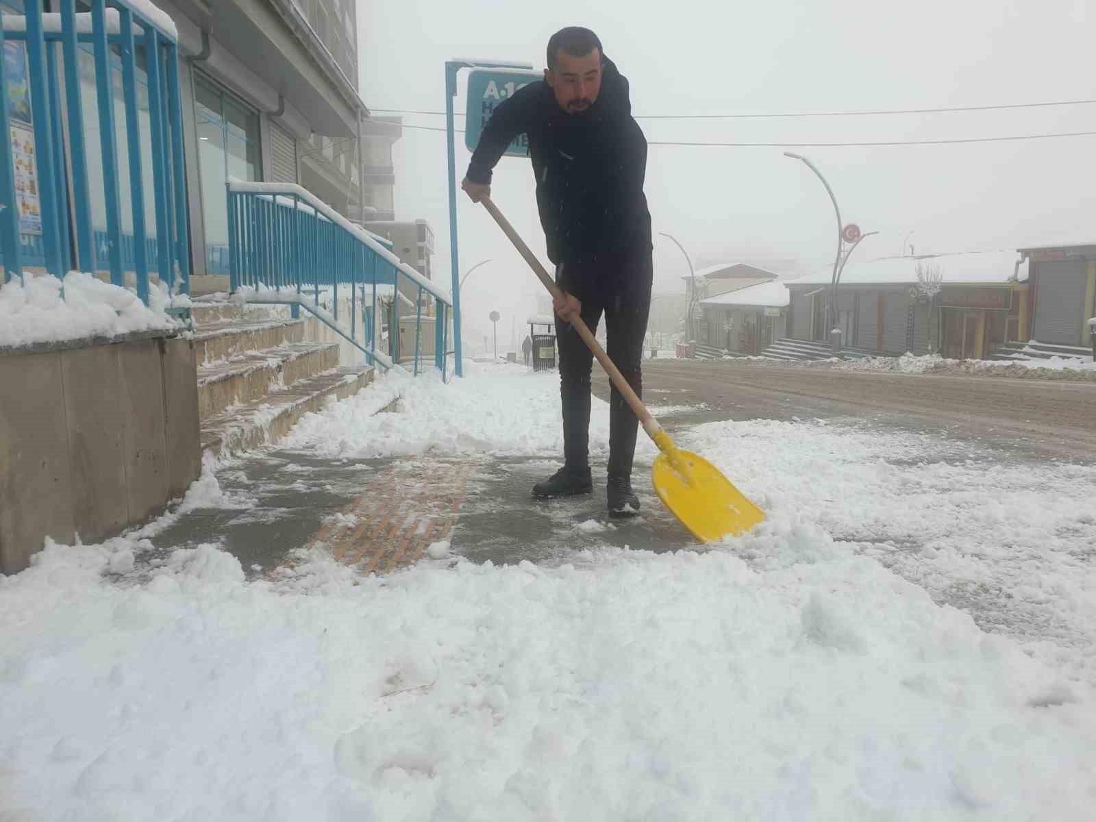 Başkale’de kar yağışı: 48 yerleşim yerinin yolu kapandı