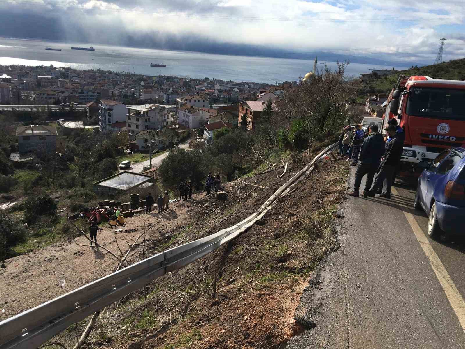 Uçuruma yuvarlanan vinç yüklü kamyon paramparça oldu: 1 ölü