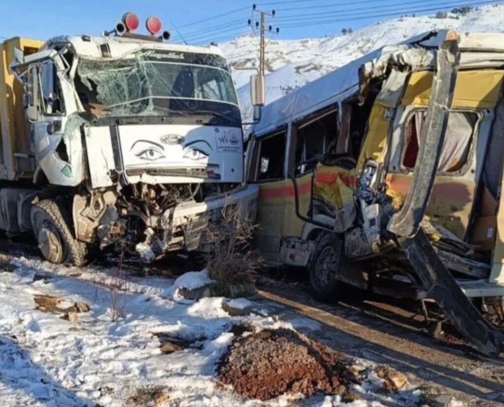 Van’da feci kaza! kamyon yolcu minibüs ile çarpıştı: 11 yaralı
