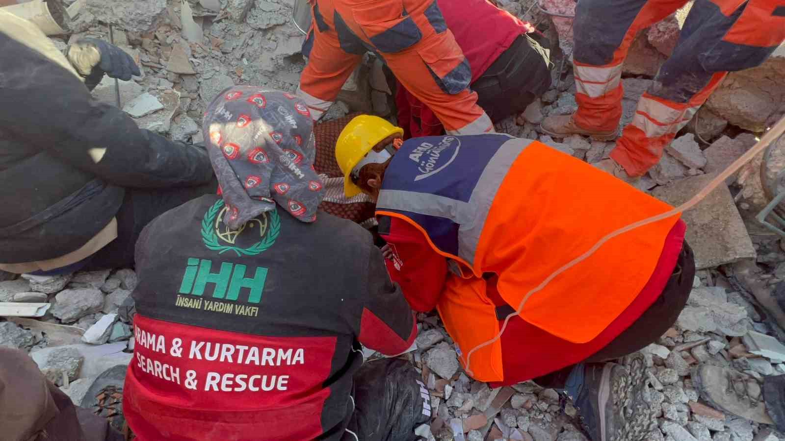 Kadın doktor, depremde kurtardığı canları gözyaşları ile anlattı