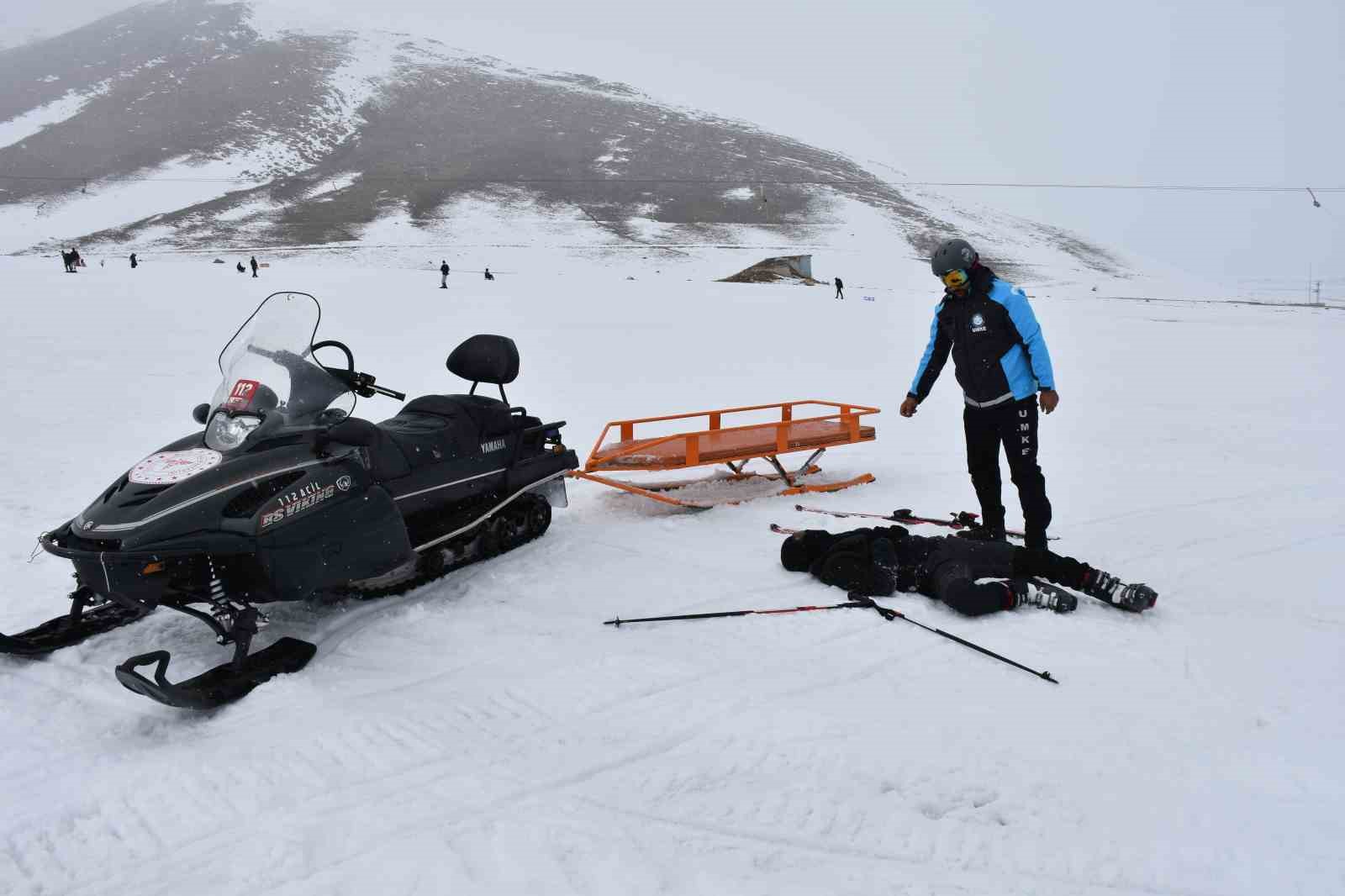 Sağlık ekipleri kayak keyfi yarıda kalmasın diye görev yapıyor