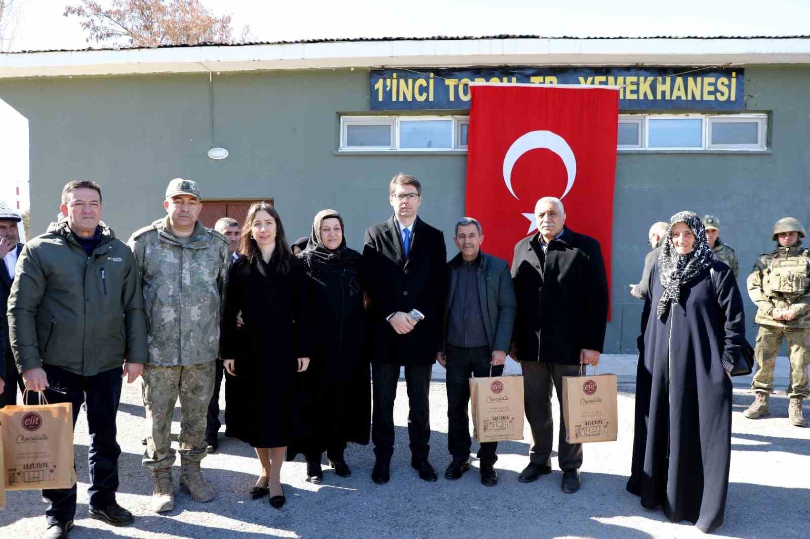 Erciş’te şehit aileleri ve gaziler onuruna yemek verildi