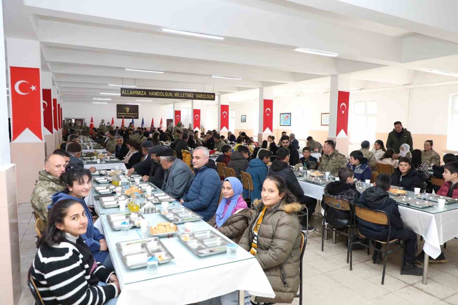 Erciş’te şehit aileleri ve gaziler onuruna yemek verildi