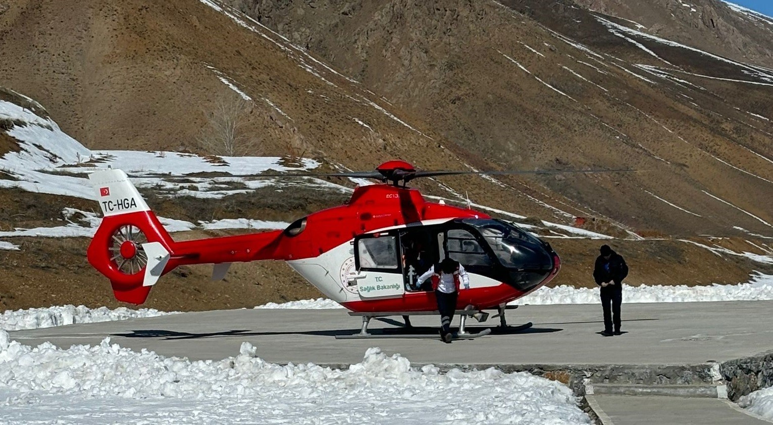 Ambulans helikopter hamile kadın için havalandı