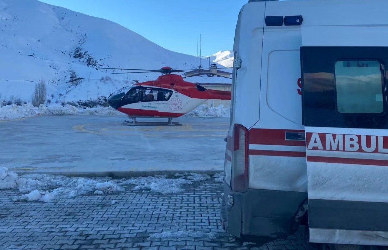 Van’da kalp krizi geçiren yaşlı hasta için helikopter havalandı