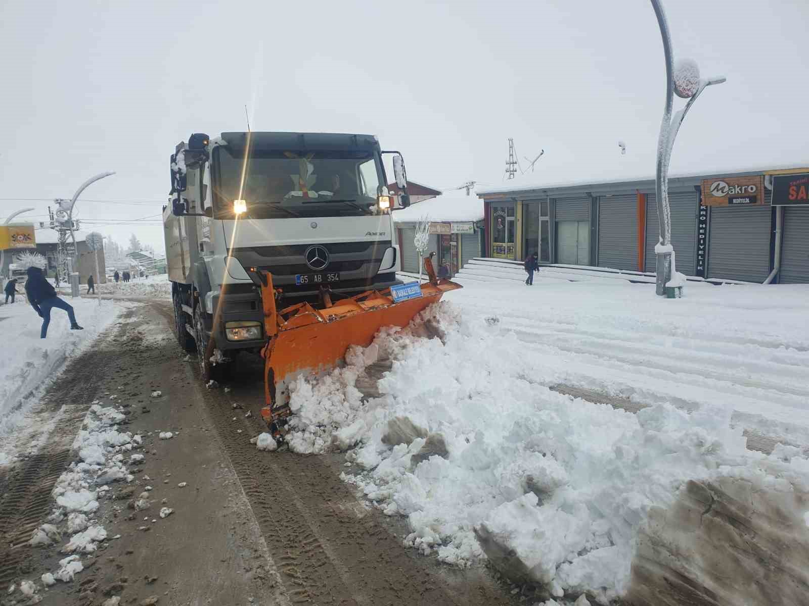 Başkale’de eğitime ara verildi, 132 yerleşim yerinin yolu ulaşıma kapandı