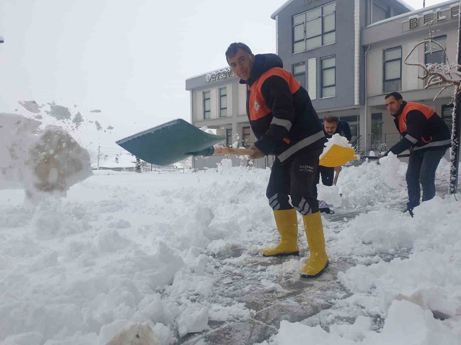 Başkale’de eğitime ara verildi, 132 yerleşim yerinin yolu ulaşıma kapandı