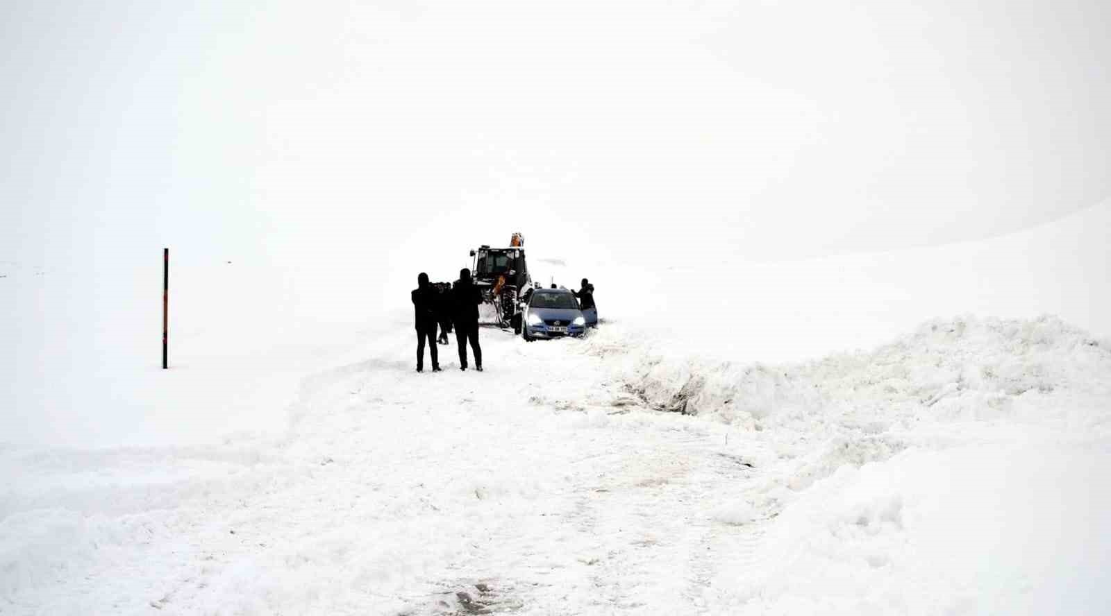 Erciş’te yolda mahsur kalan öğretmenler için ekipler seferber oldu