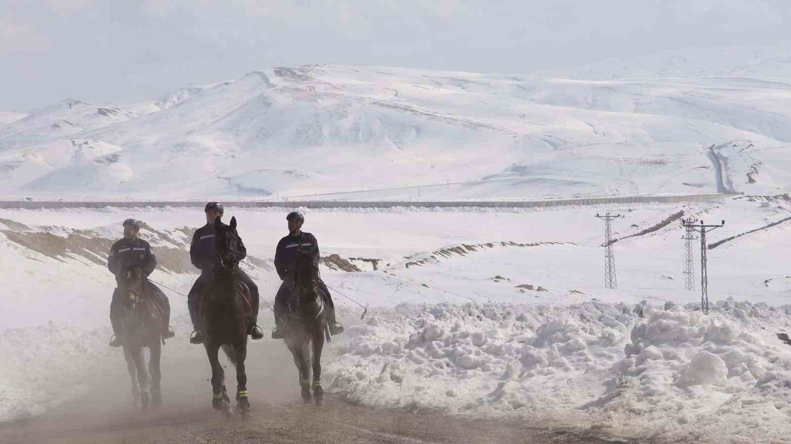 Van’da kaçakçılık faaliyetlerine karşı atlı birlikler görev başında