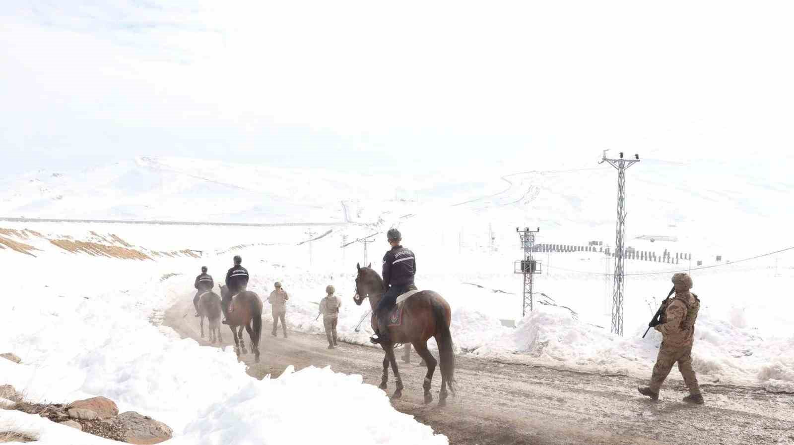 Van’da kaçakçılık faaliyetlerine karşı atlı birlikler görev başında