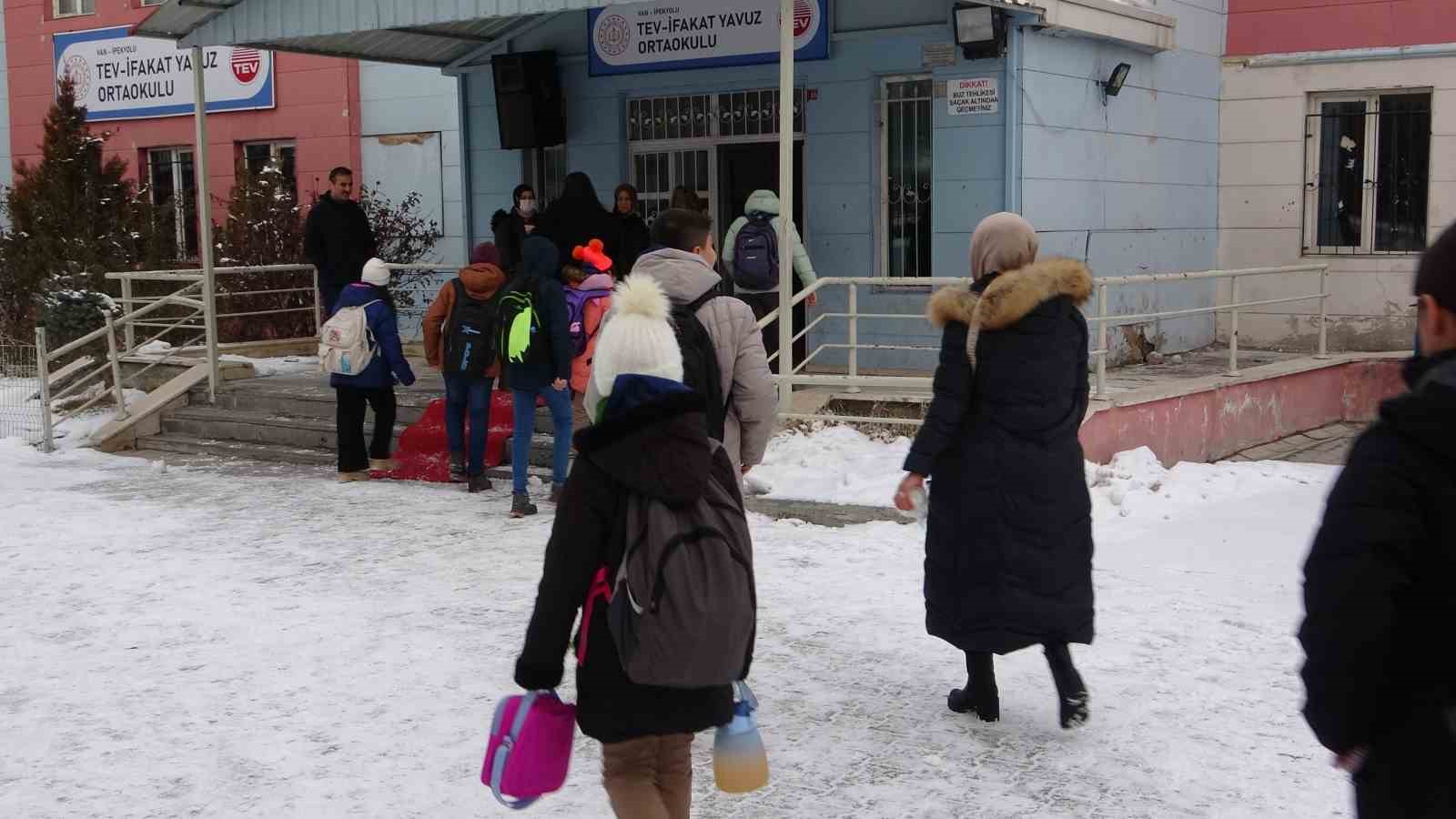 Van’ın ilçeleri Özalp ve Saray’da okullar bir gün tatil edildi