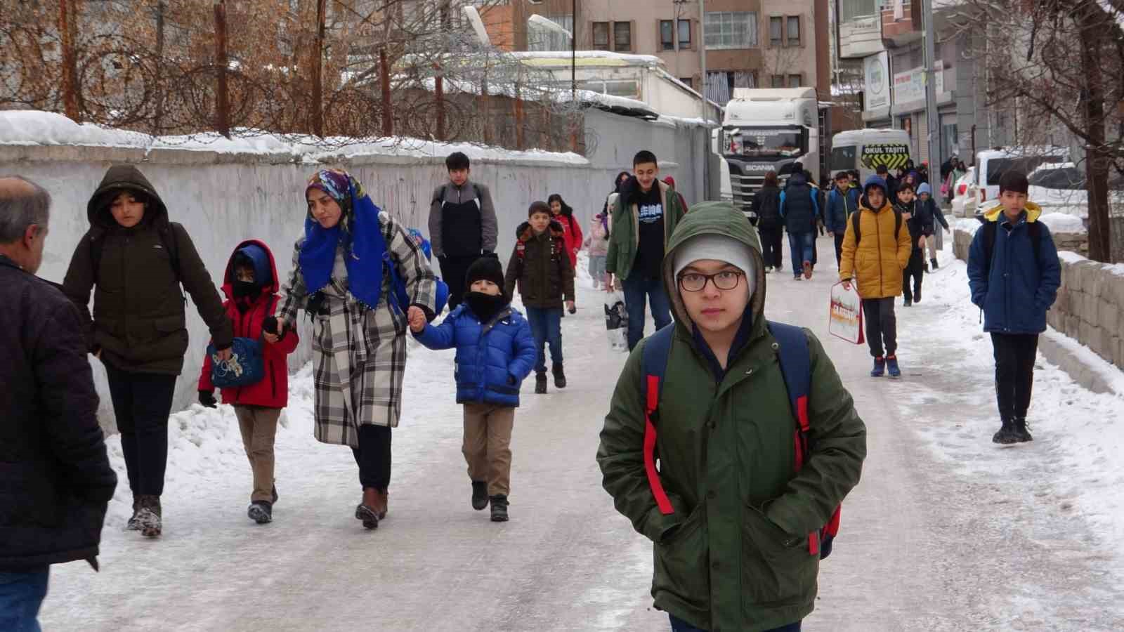 Van’ın ilçeleri Özalp ve Saray’da okullar bir gün tatil edildi