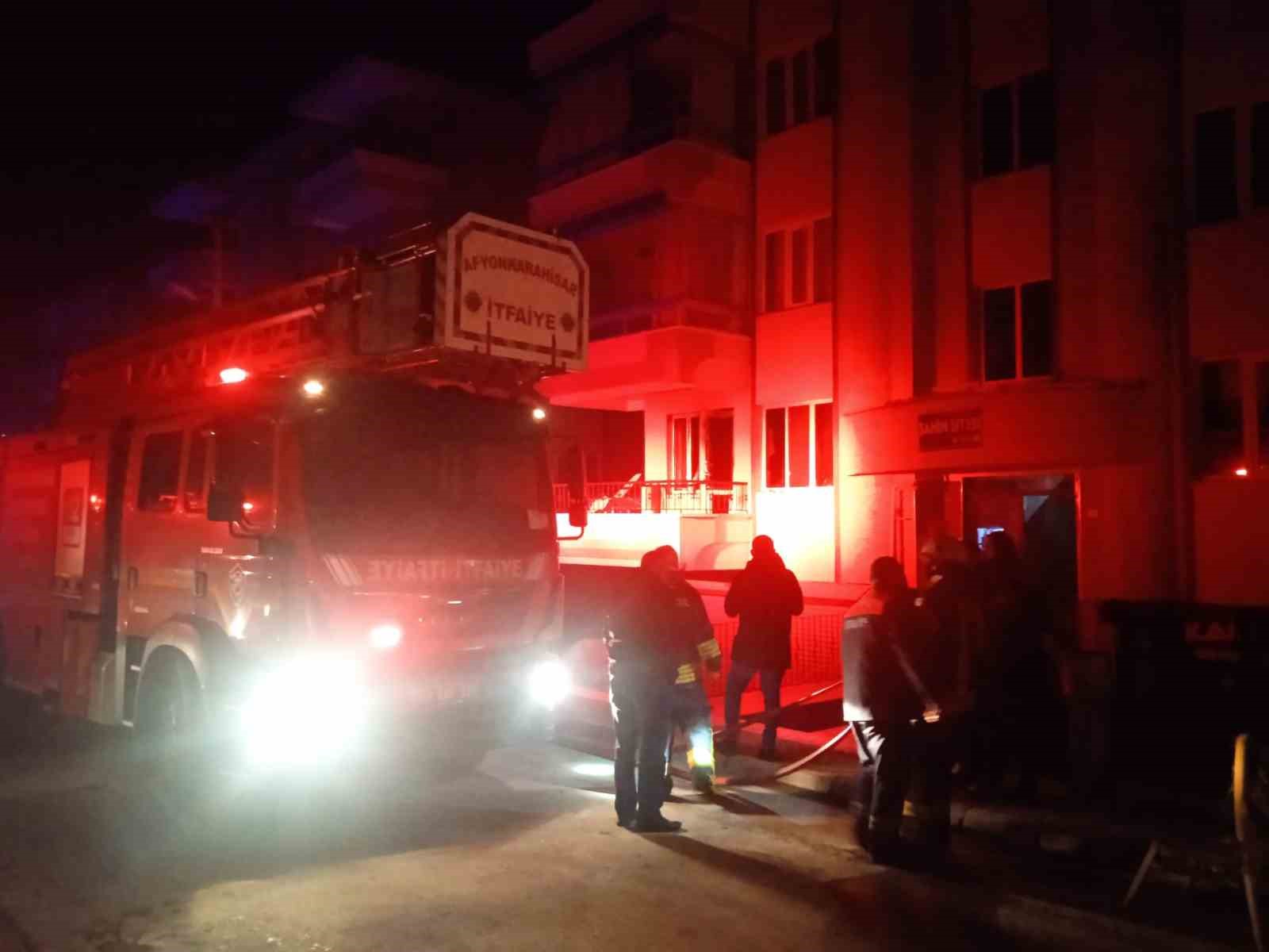 Apartmanda çıkan yangında 10 kişi dumandan etkilenerek hastanelik oldu