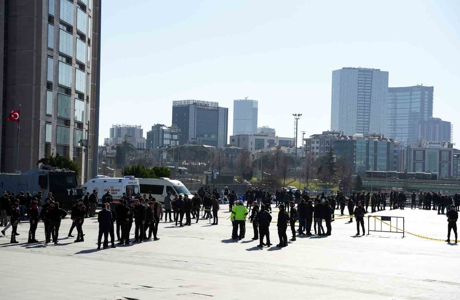 Çağlayan saldırganlarının çantaları bomba imha uzmanları tarafından incelendi