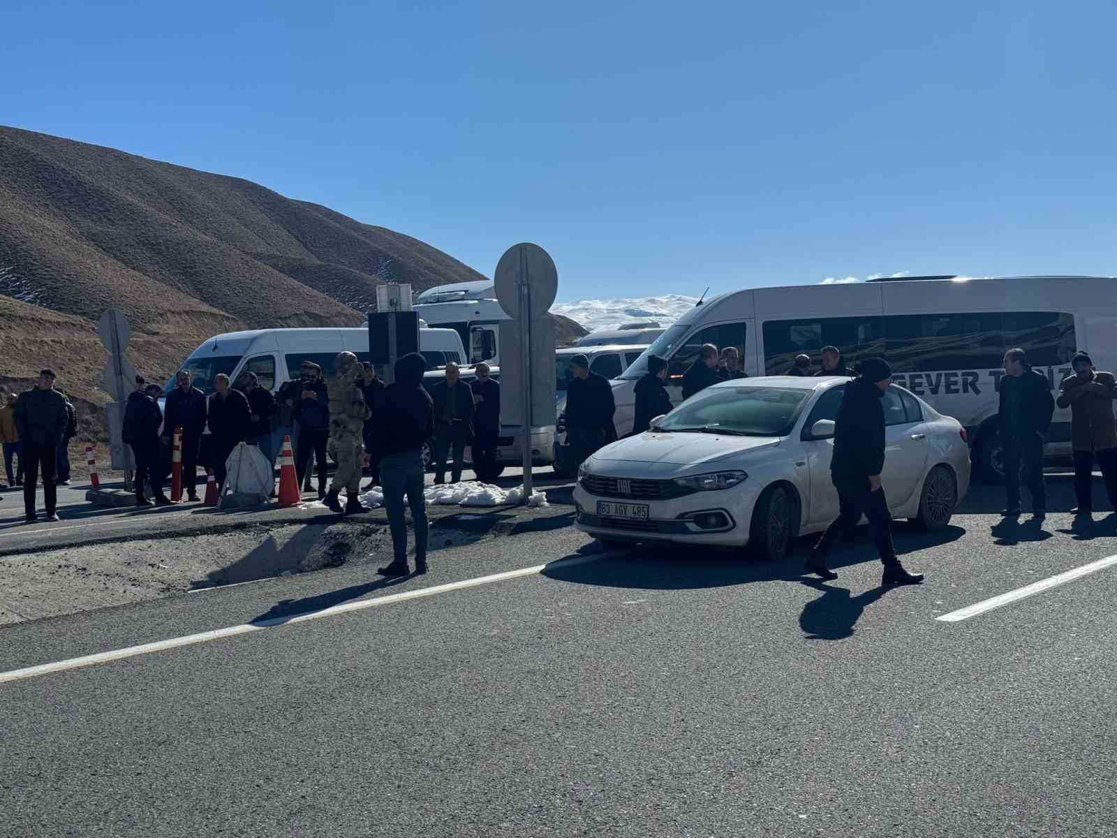 Çığ nedeniyle kapanan Van-Hakkari yolu trafiğe açıldı