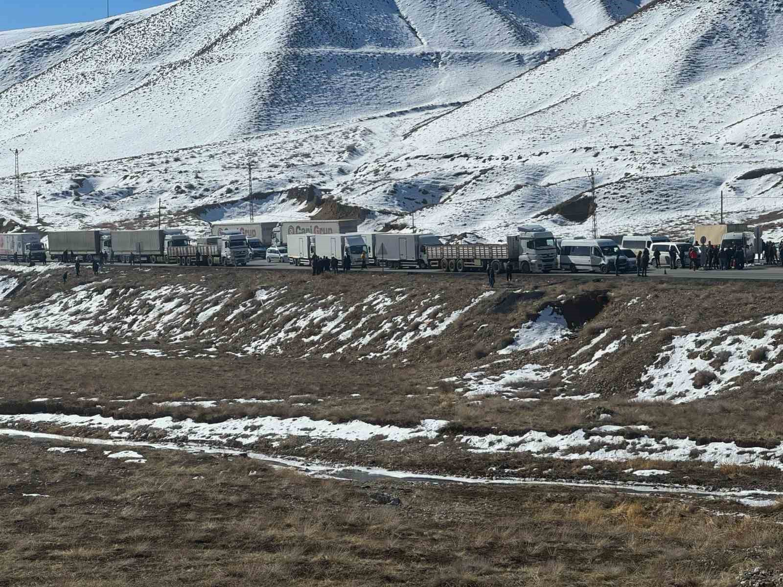 Çığ nedeniyle kapanan Van-Hakkari yolu trafiğe açıldı