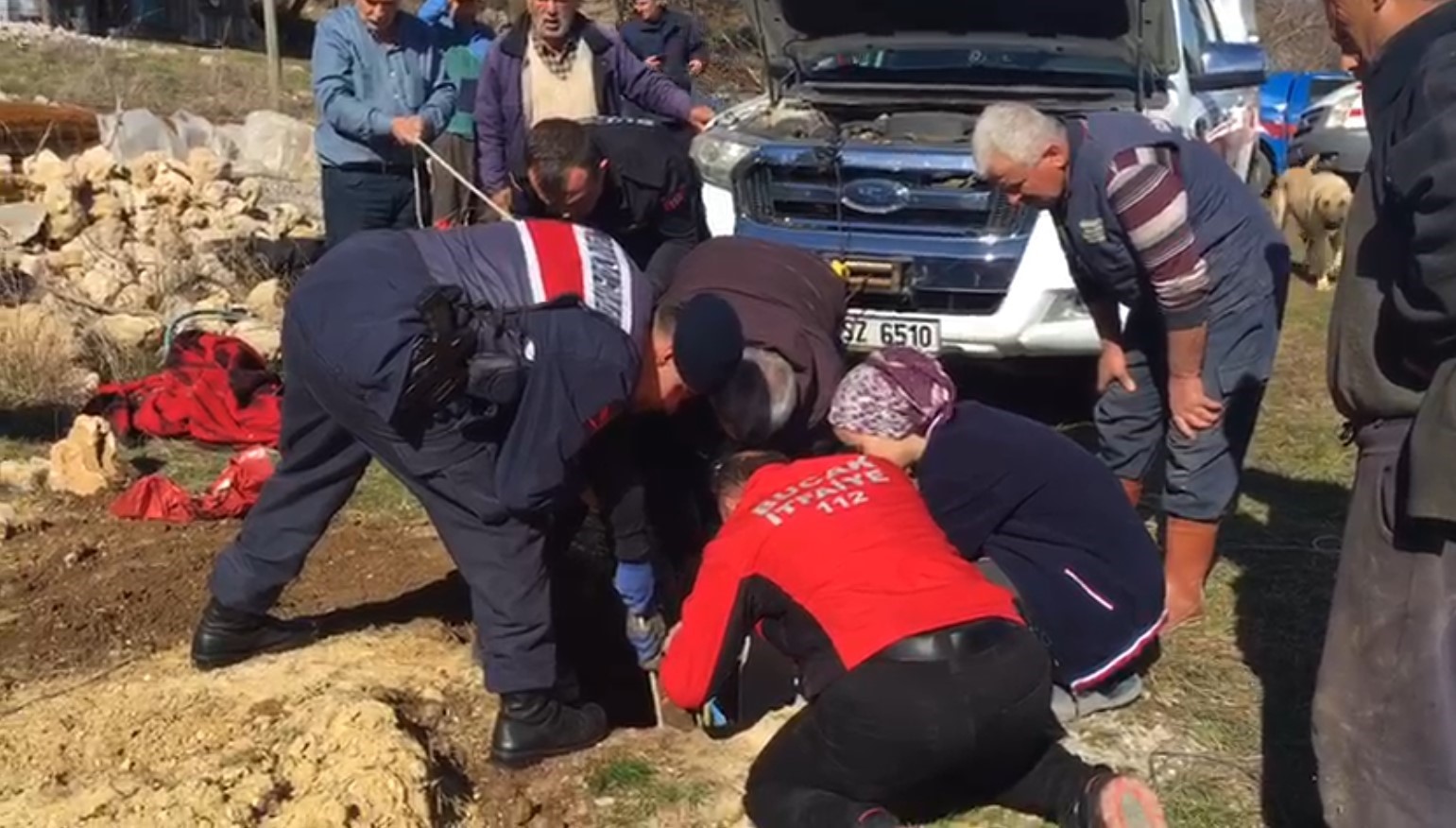 5 metrelik sondaj kuyusuna düşen minik kız için nefes kesen kurtarma