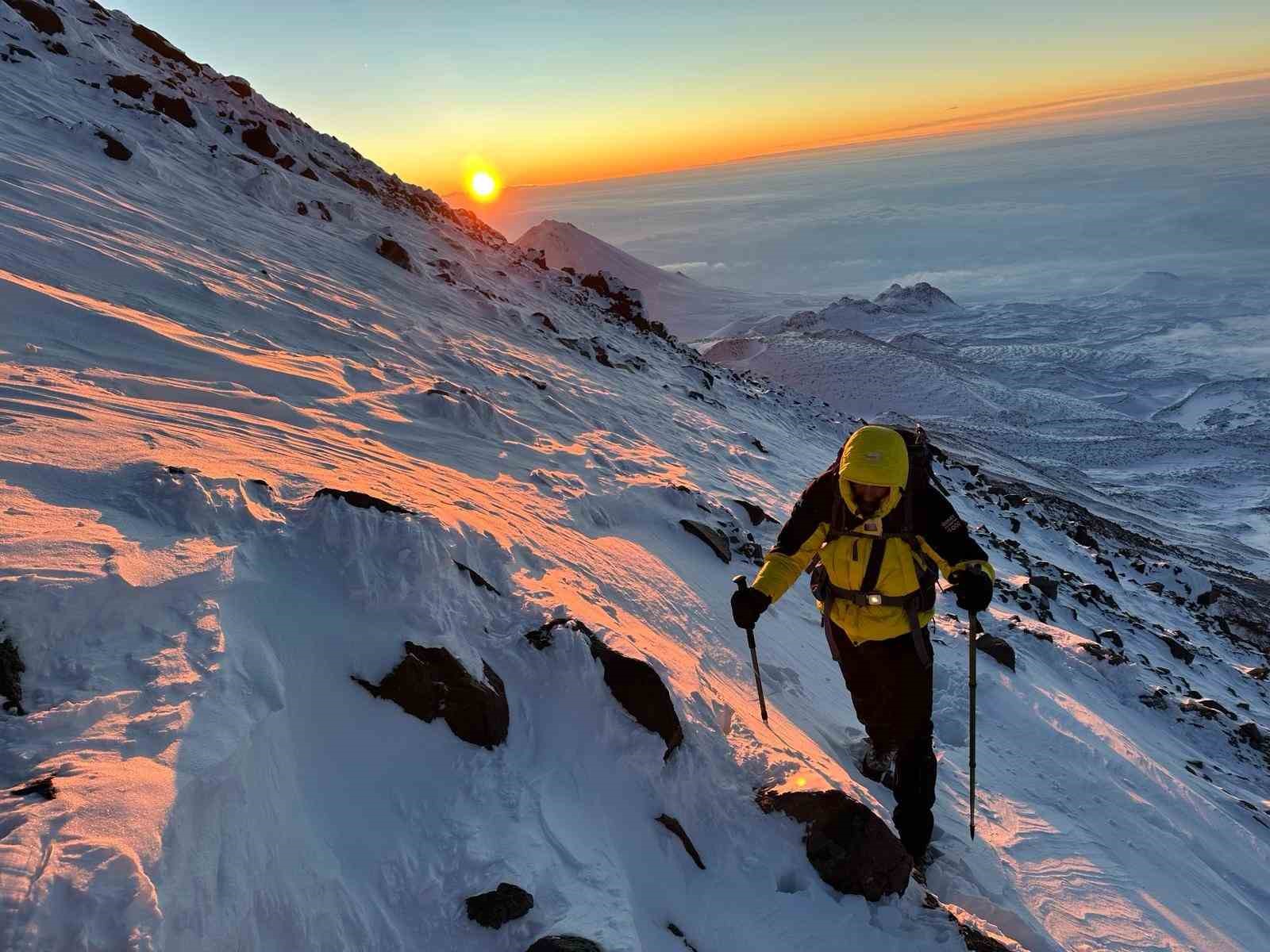 Dondurucu soğukta 4 gün boyunca Ağrı Dağı’na tırmandılar