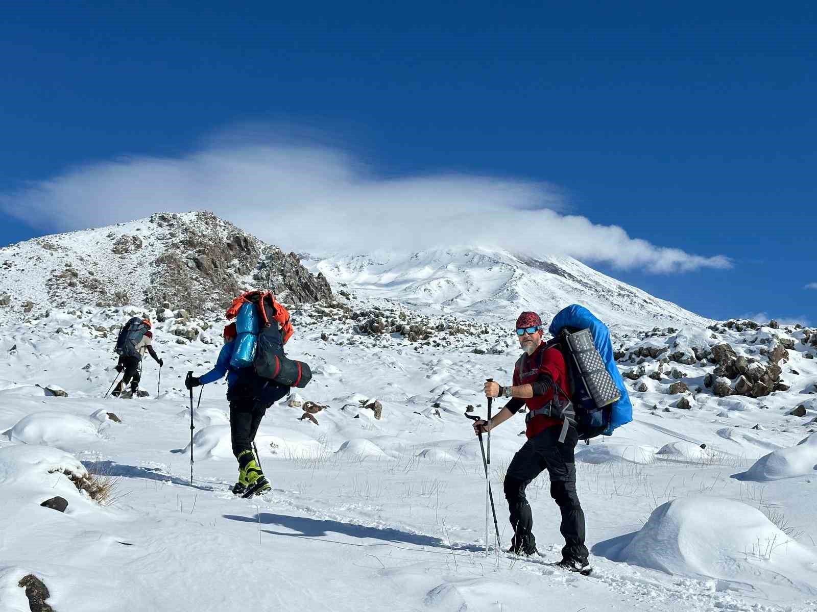 Dondurucu soğukta 4 gün boyunca Ağrı Dağı’na tırmandılar