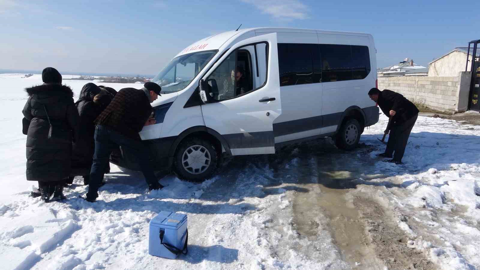 Sağlık çalışanları zorlu coğrafyada ev ev dolaşıp tarama yapıyor