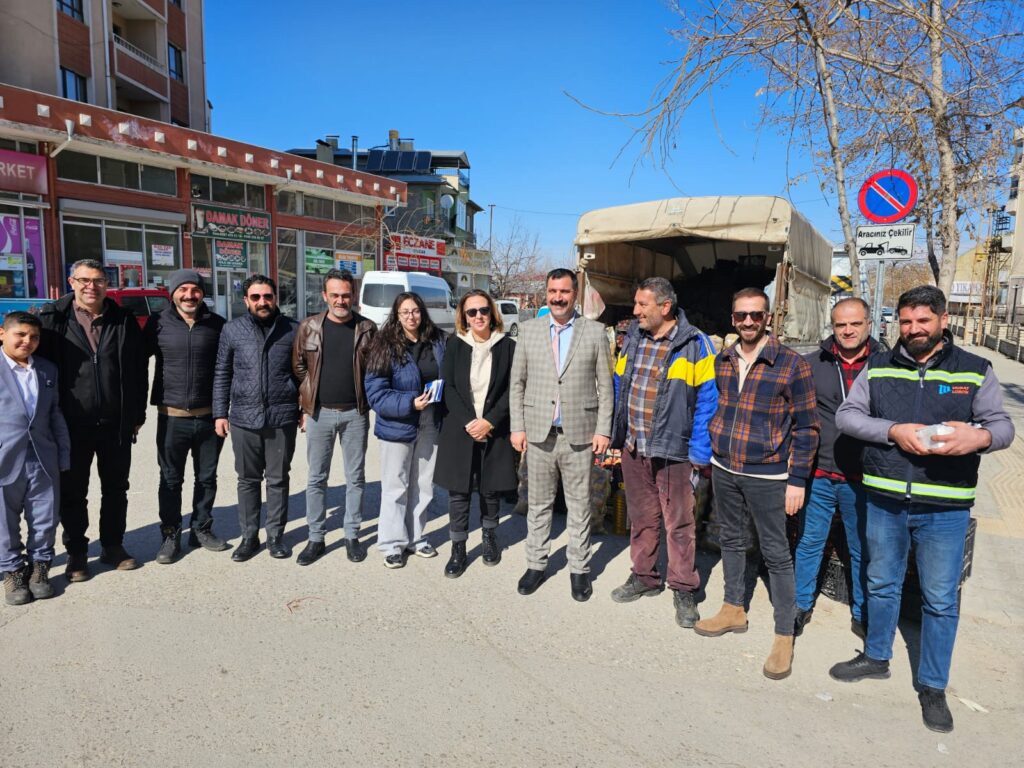 Vatandaşlar bağımsız aday Kuvetli’yi bağrına bastı