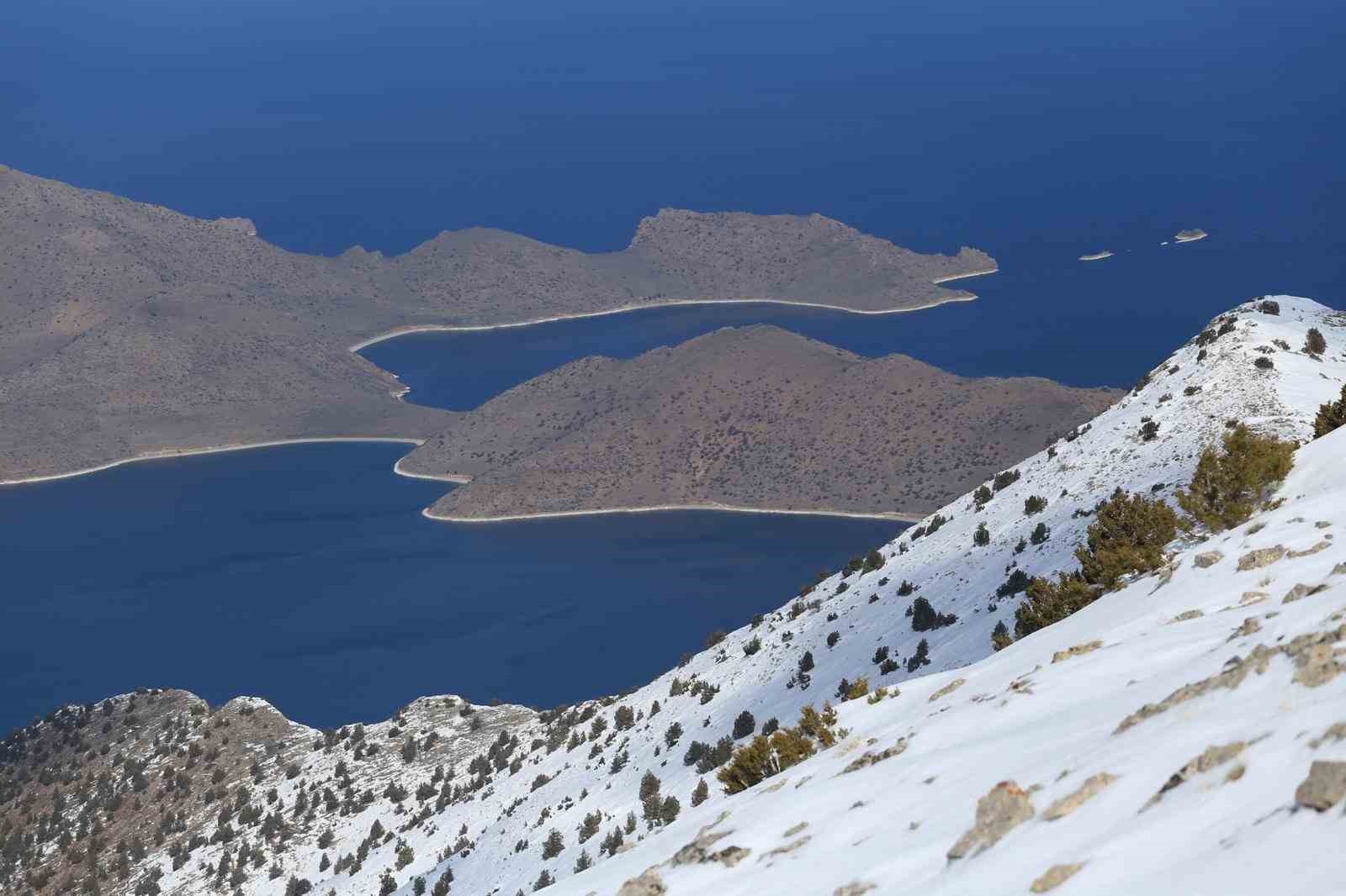 Dağcılar, Van Gölü’nün eşsiz koylarını gezdi