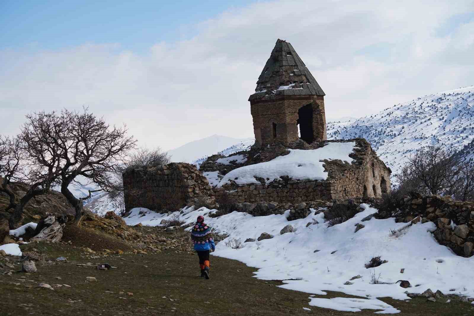 Dağcılar, Van Gölü’nün eşsiz koylarını gezdi