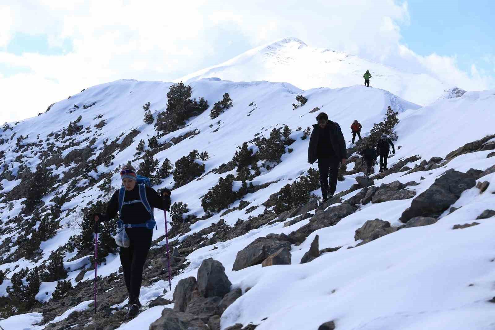 Dağcılar, Van Gölü’nün eşsiz koylarını gezdi