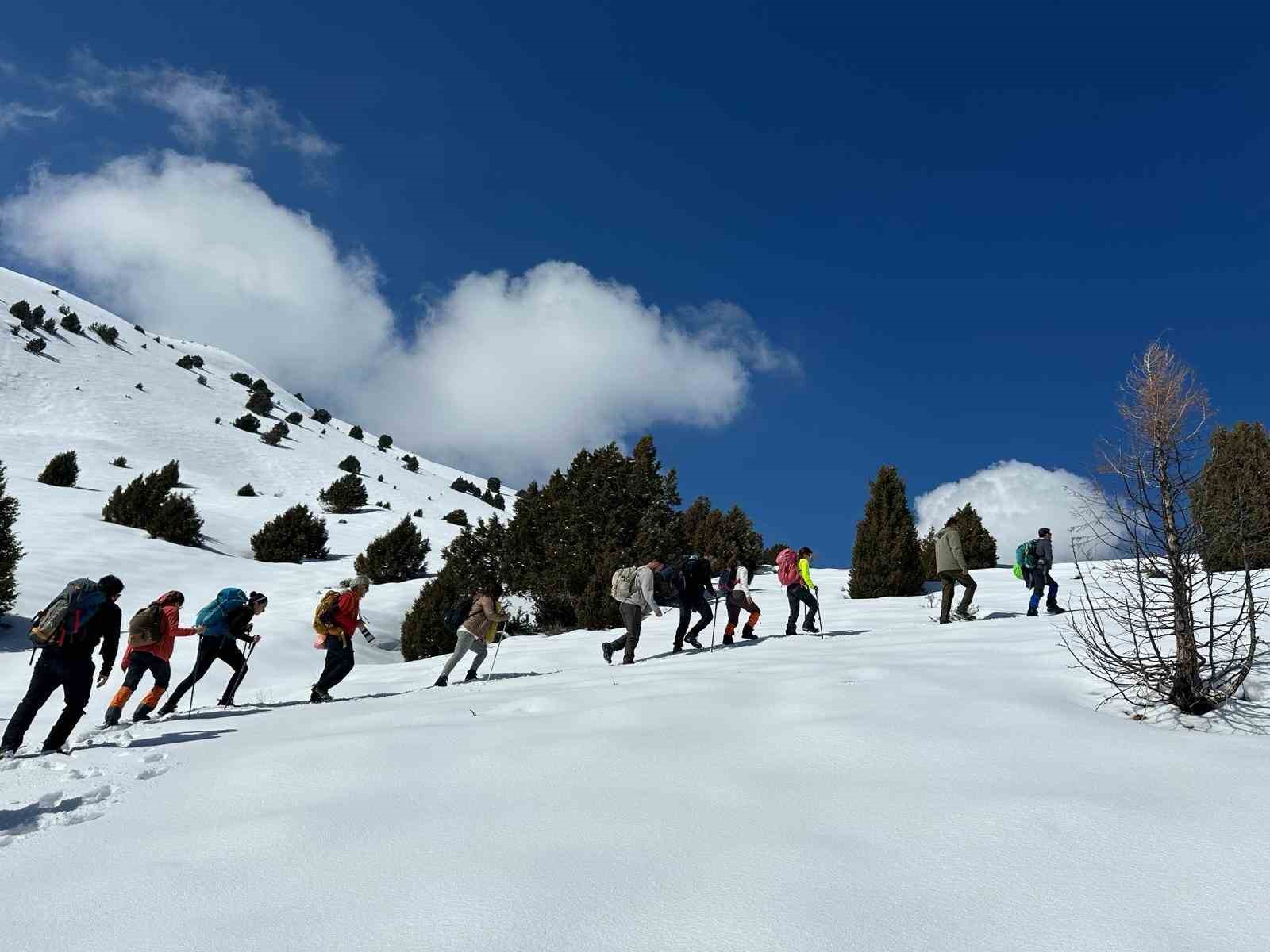 Dağcılar, Van Gölü’nün eşsiz koylarını gezdi