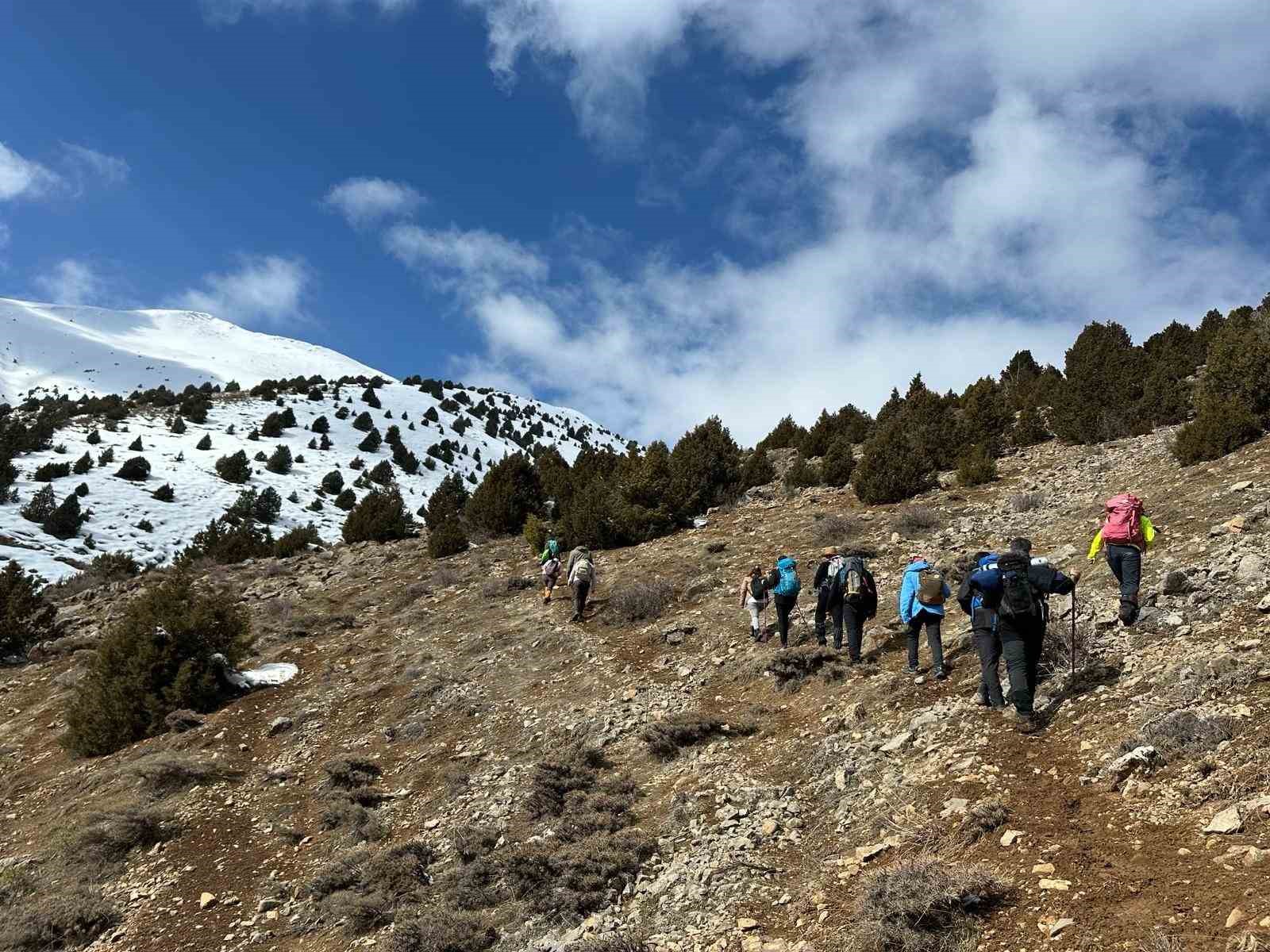 Dağcılar, Van Gölü’nün eşsiz koylarını gezdi