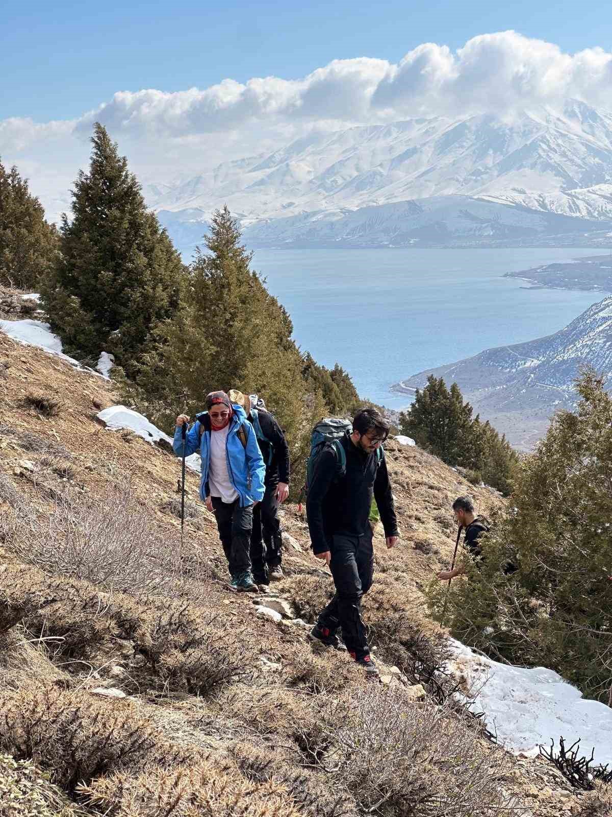 Dağcılar, Van Gölü’nün eşsiz koylarını gezdi