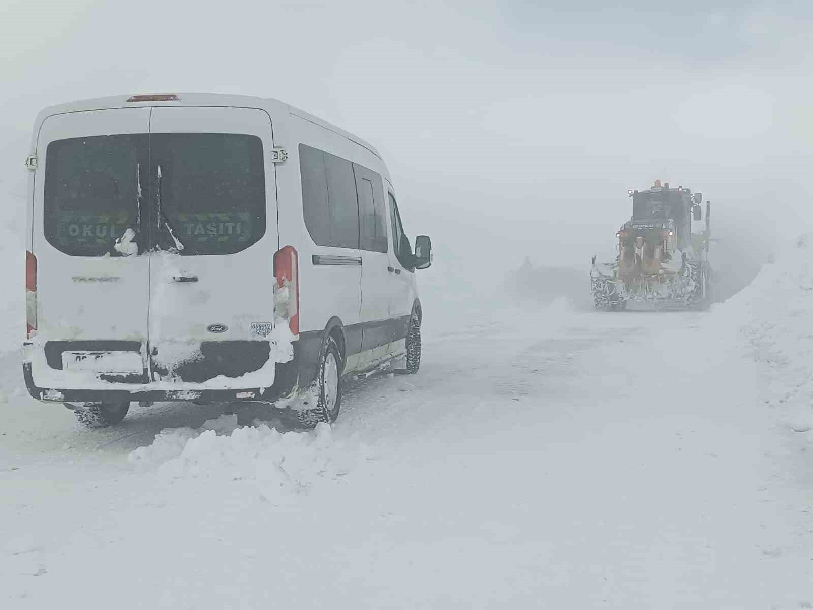 Ekipler çığın düştüğü mahalleye ulaşmaya çalışıyor