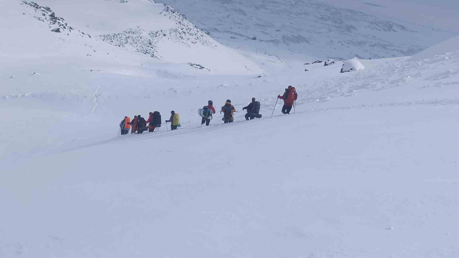 Dağcılar Süphan Dağı zirve tırmanışını tamamlayamadı
