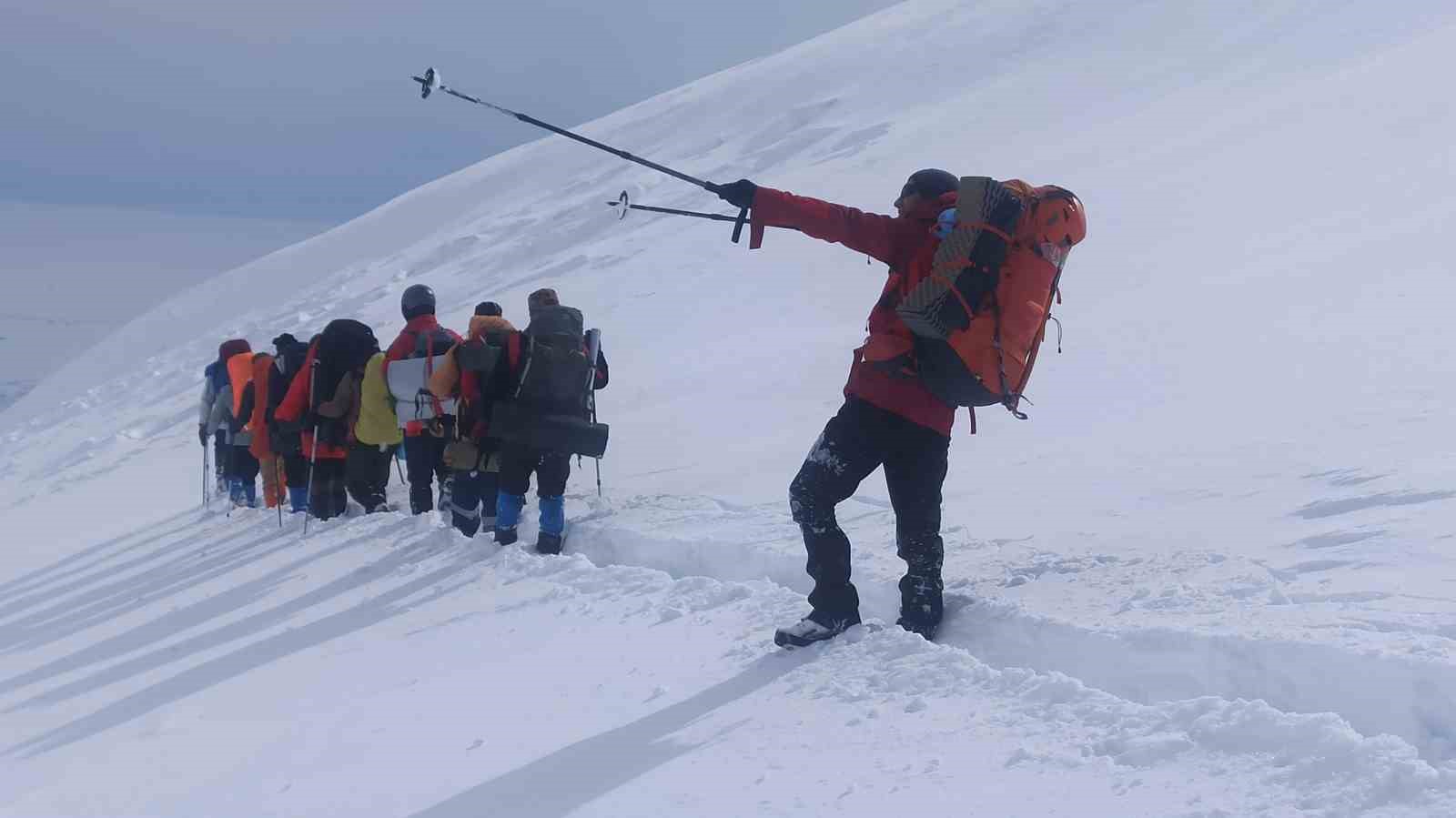 Dağcılar Süphan Dağı zirve tırmanışını tamamlayamadı