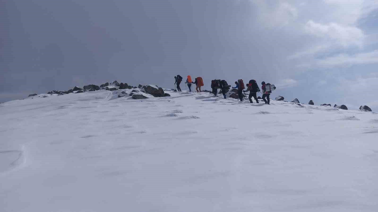 Dağcılar Süphan Dağı zirve tırmanışını tamamlayamadı