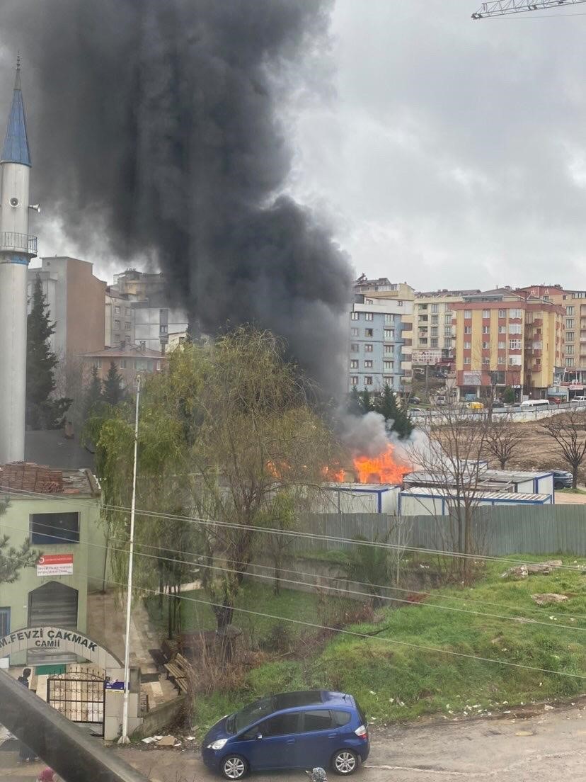 İşçilerin kaldığı konteyner alev alev yandı