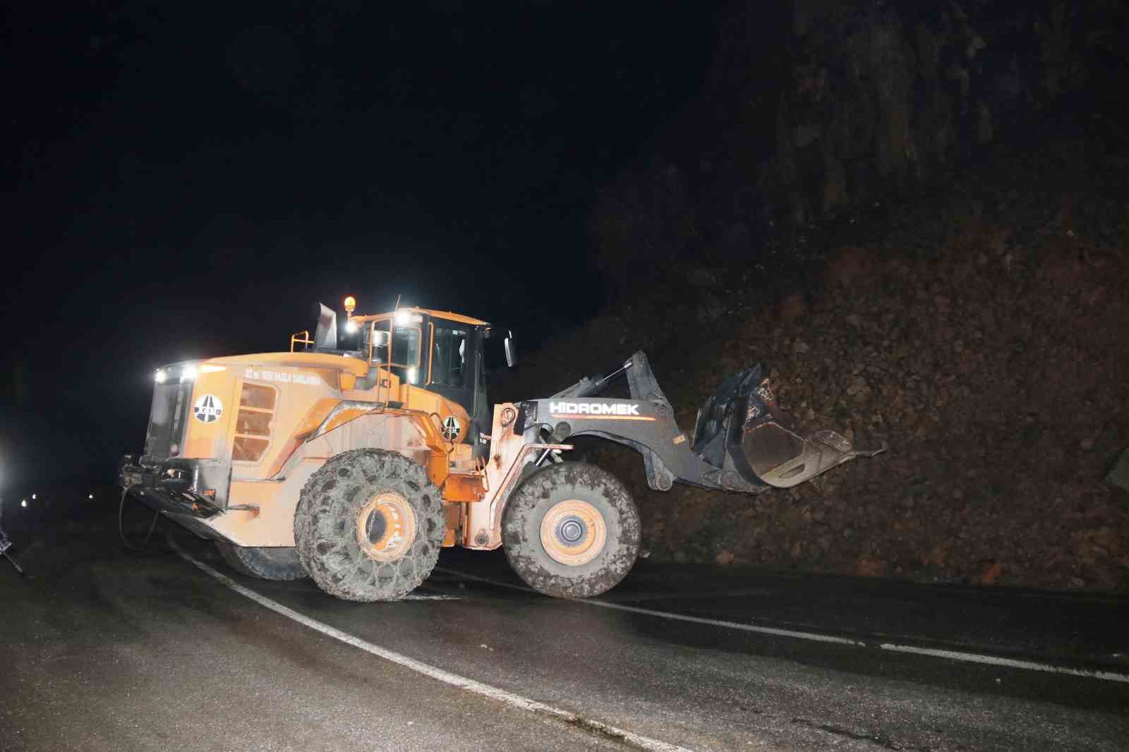 Bitlis’te yola düşen kayalar trafik akışını durdurdu