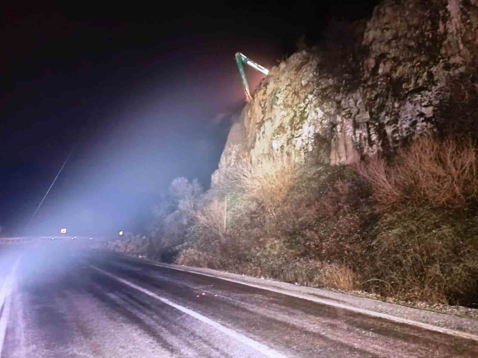 Bitlis’te yola düşen kayalar trafik akışını durdurdu