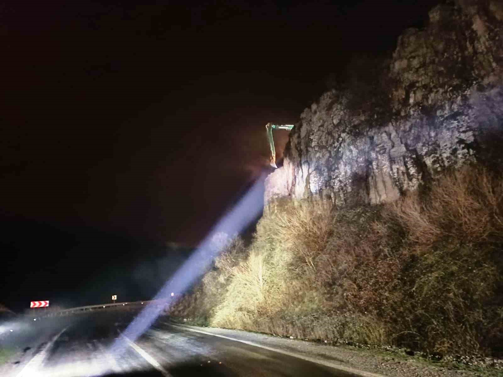 Bitlis’te yola düşen kayalar trafik akışını durdurdu
