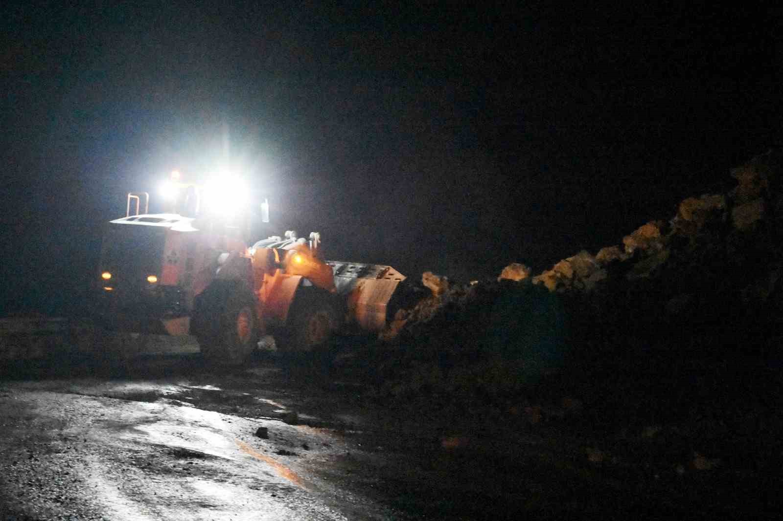 Bitlis’te yola düşen kayalar trafik akışını durdurdu