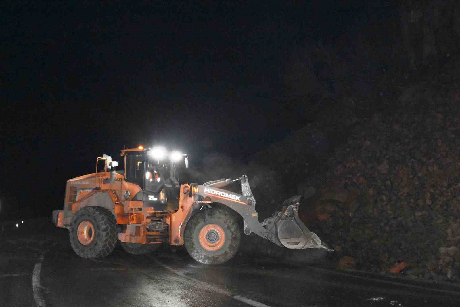 Bitlis’te yola düşen kayalar trafik akışını durdurdu