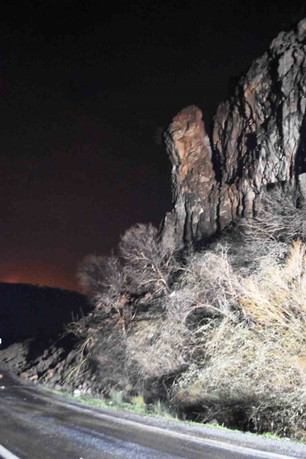 Bitlis’te yola düşen kayalar trafik akışını durdurdu